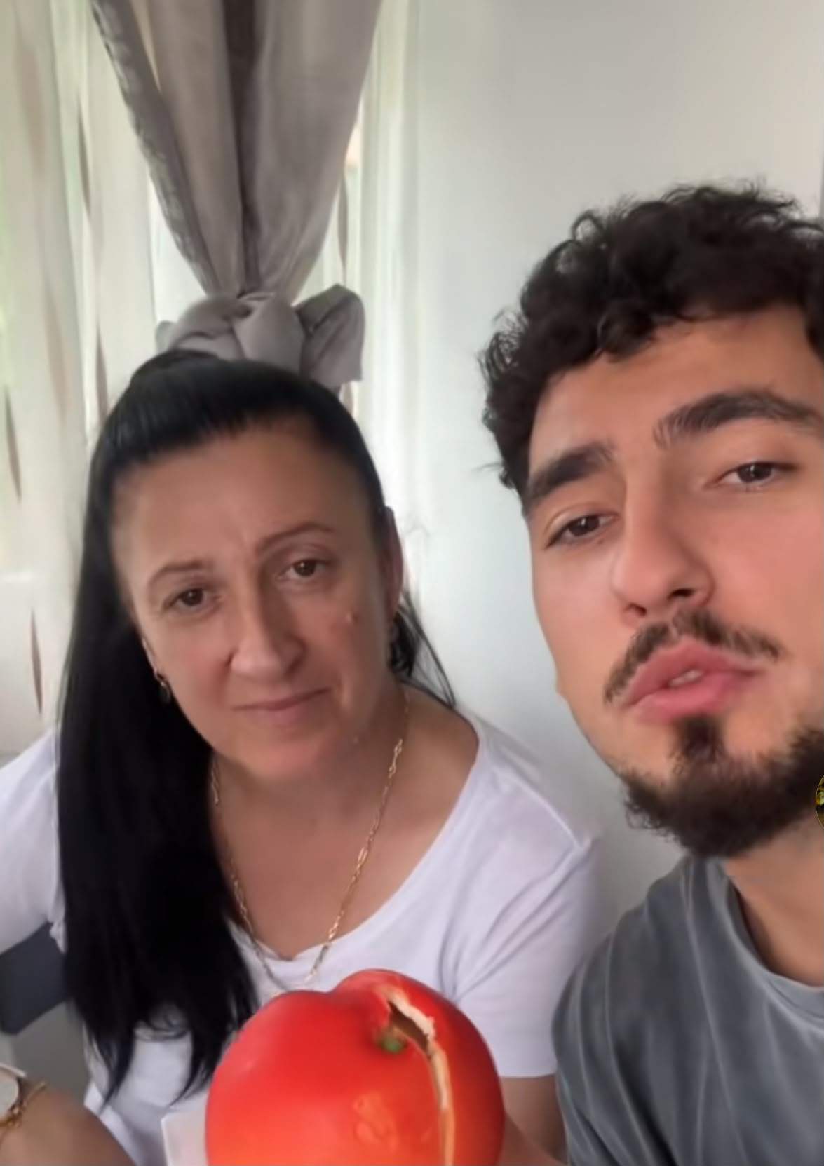 Remi Dobre și mama lui mănâncă prăjitură