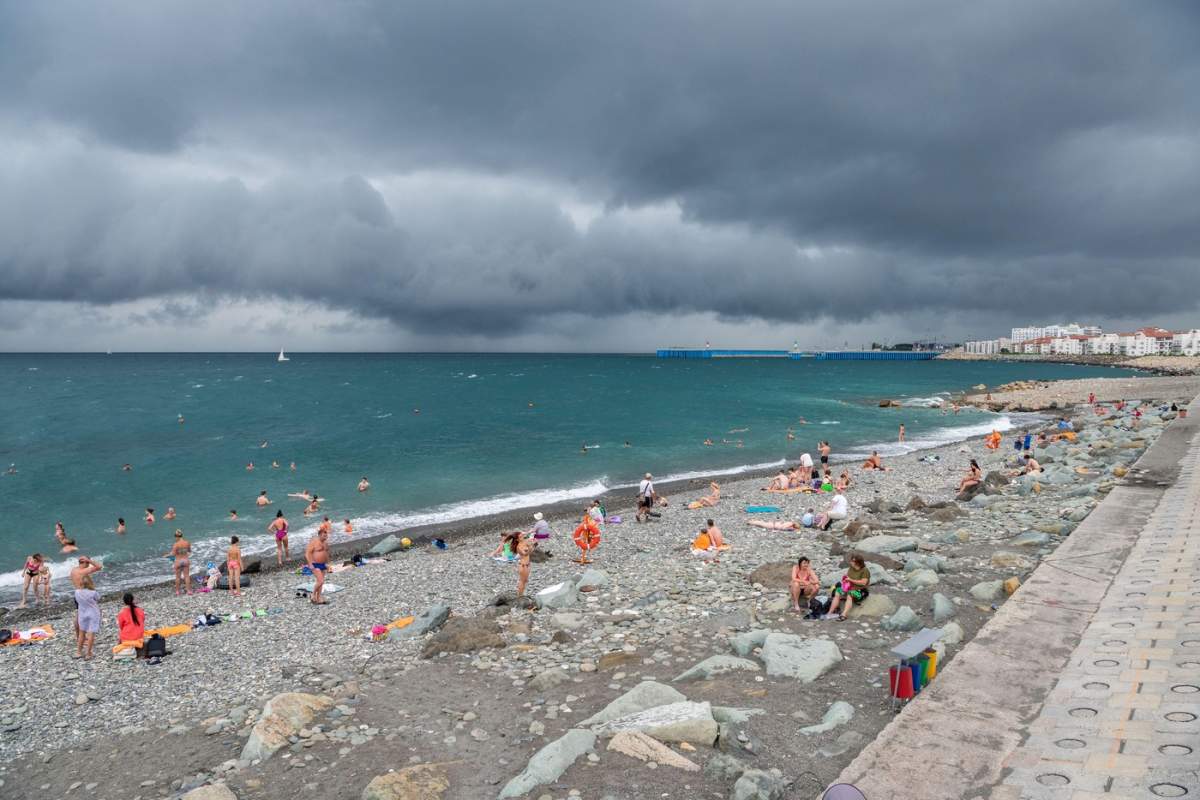 Adler, Soci, Rusia – 6 iulie 2018. Plaja municipală de pe coasta Mării Negre, în districtul Adler din Soci, Rusia, înainte de furtună.