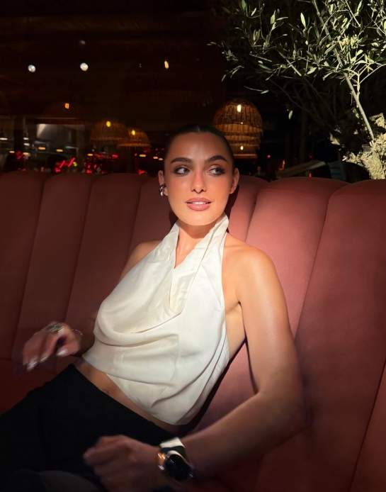 alexia eram pe o canapea