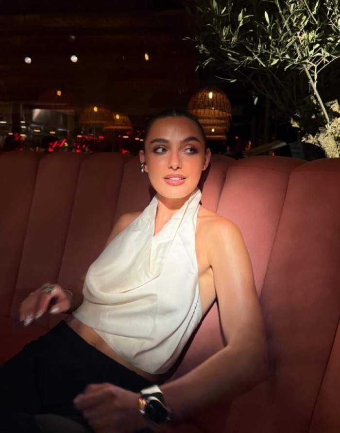 alexia eram pe o canapea