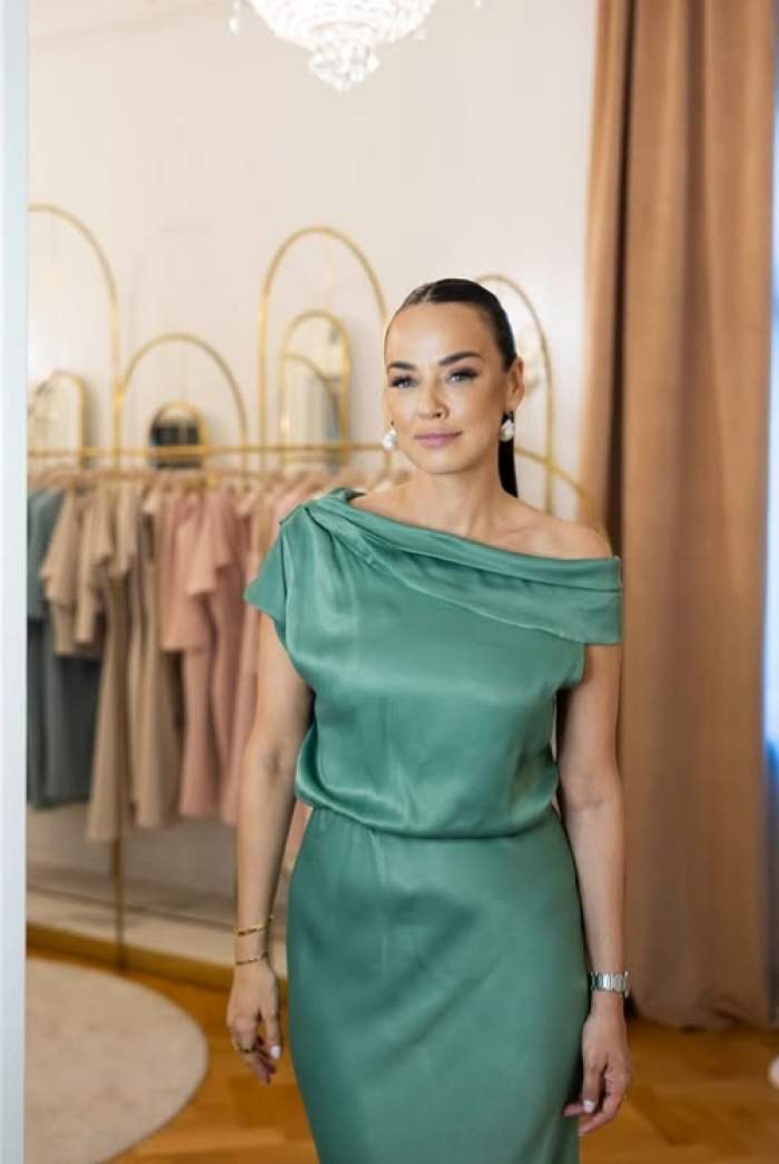 andreea raicu imbracata in verde