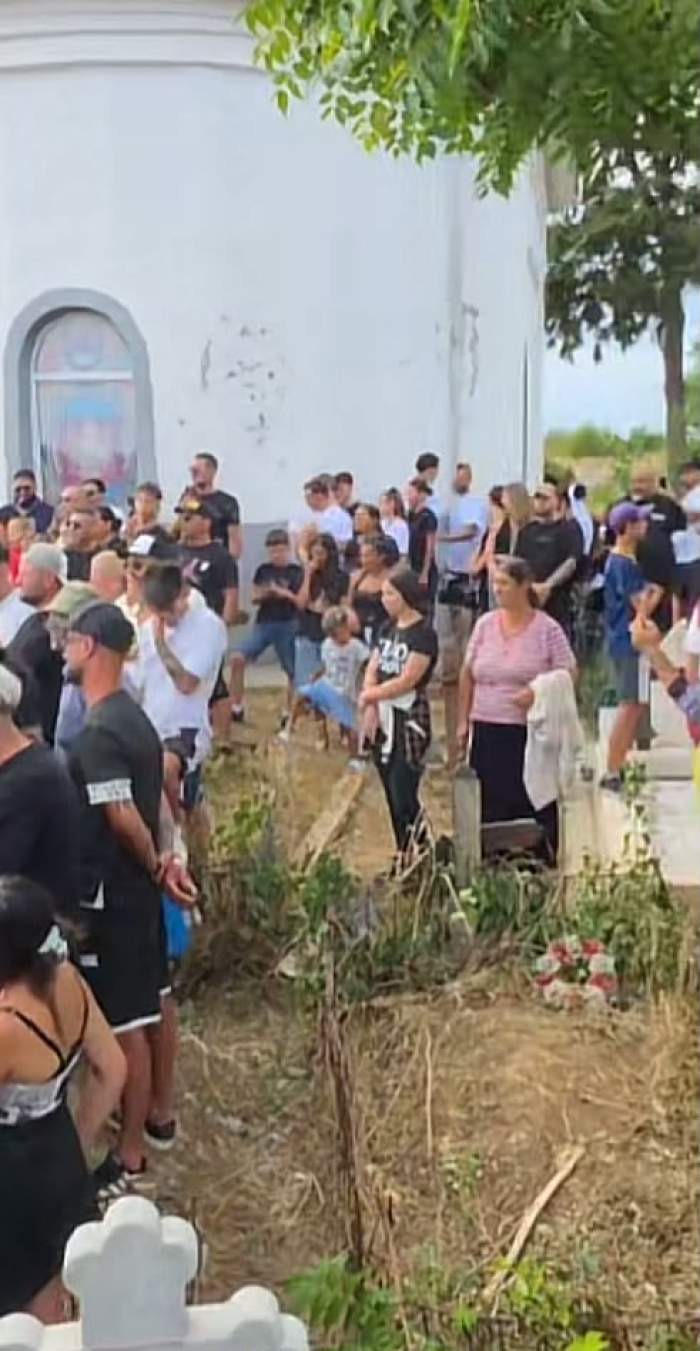 Lacrimi și durere la înmormântarea lui Costeluș de la Clejani! Persoanele care l-au condus pe ultimul drum au făcut un gest emoționant