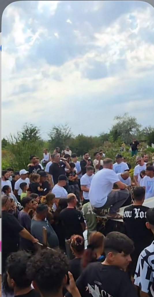 Lacrimi și durere la înmormântarea lui Costeluș de la Clejani! Persoanele care l-au condus pe ultimul drum au făcut un gest emoționant