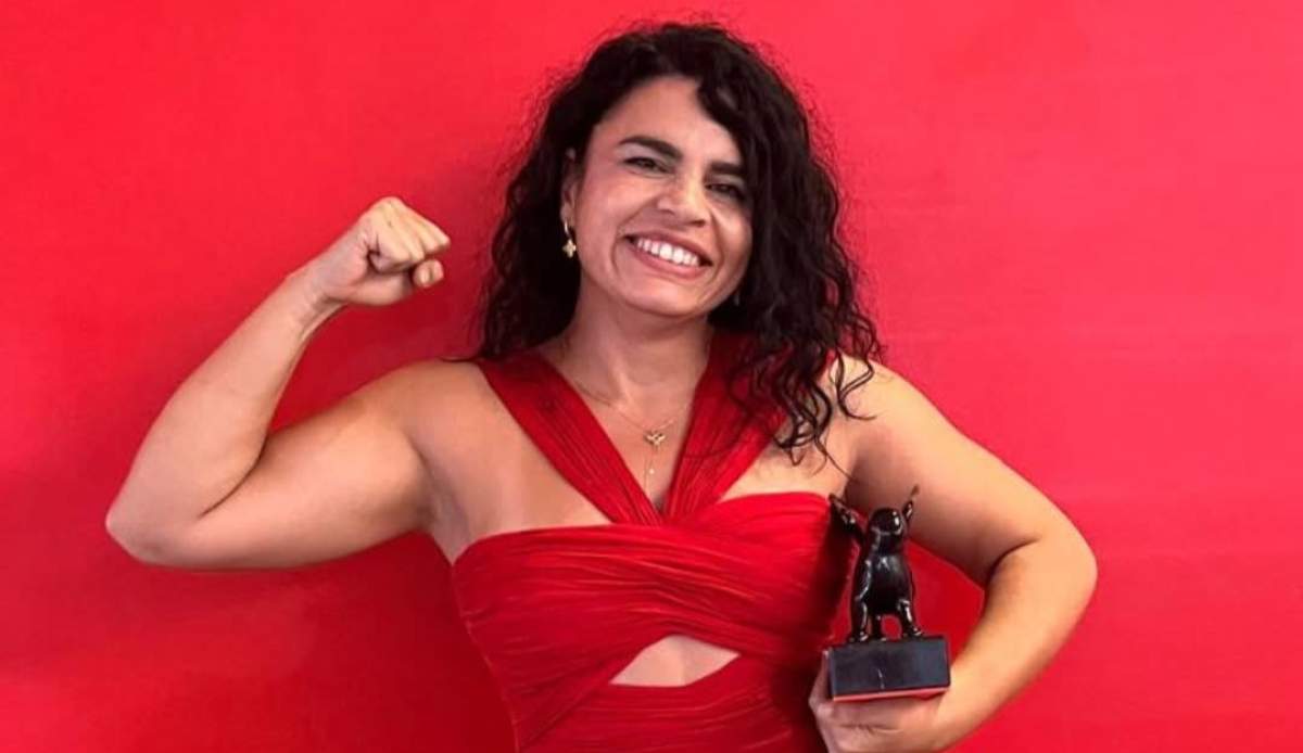 Alina Șerban cu premiul în mână