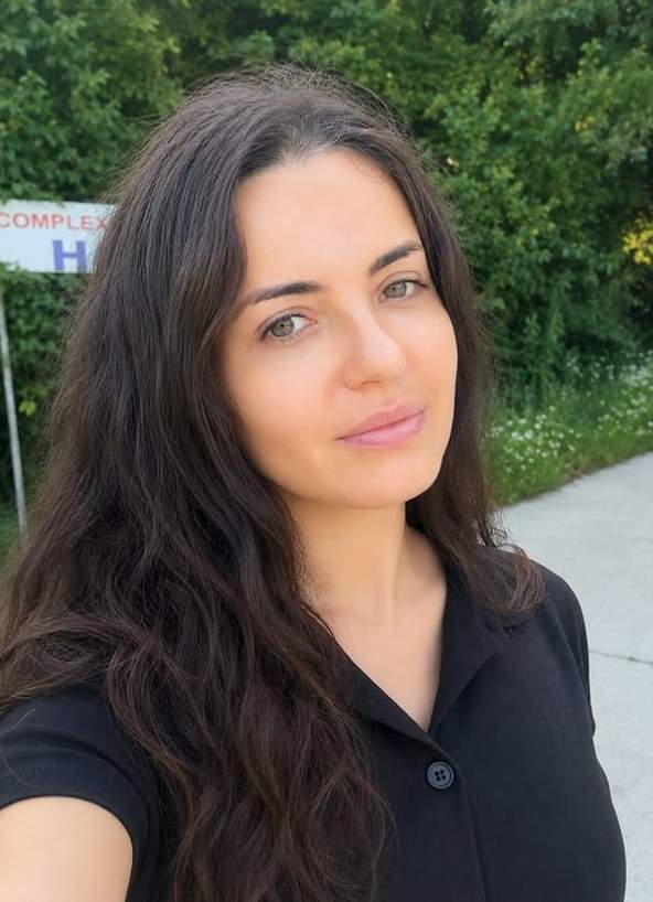 madalina apostol selfie