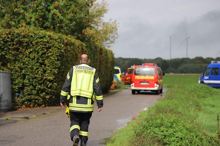 pompier care se deplasează la locul accidentului aviatic