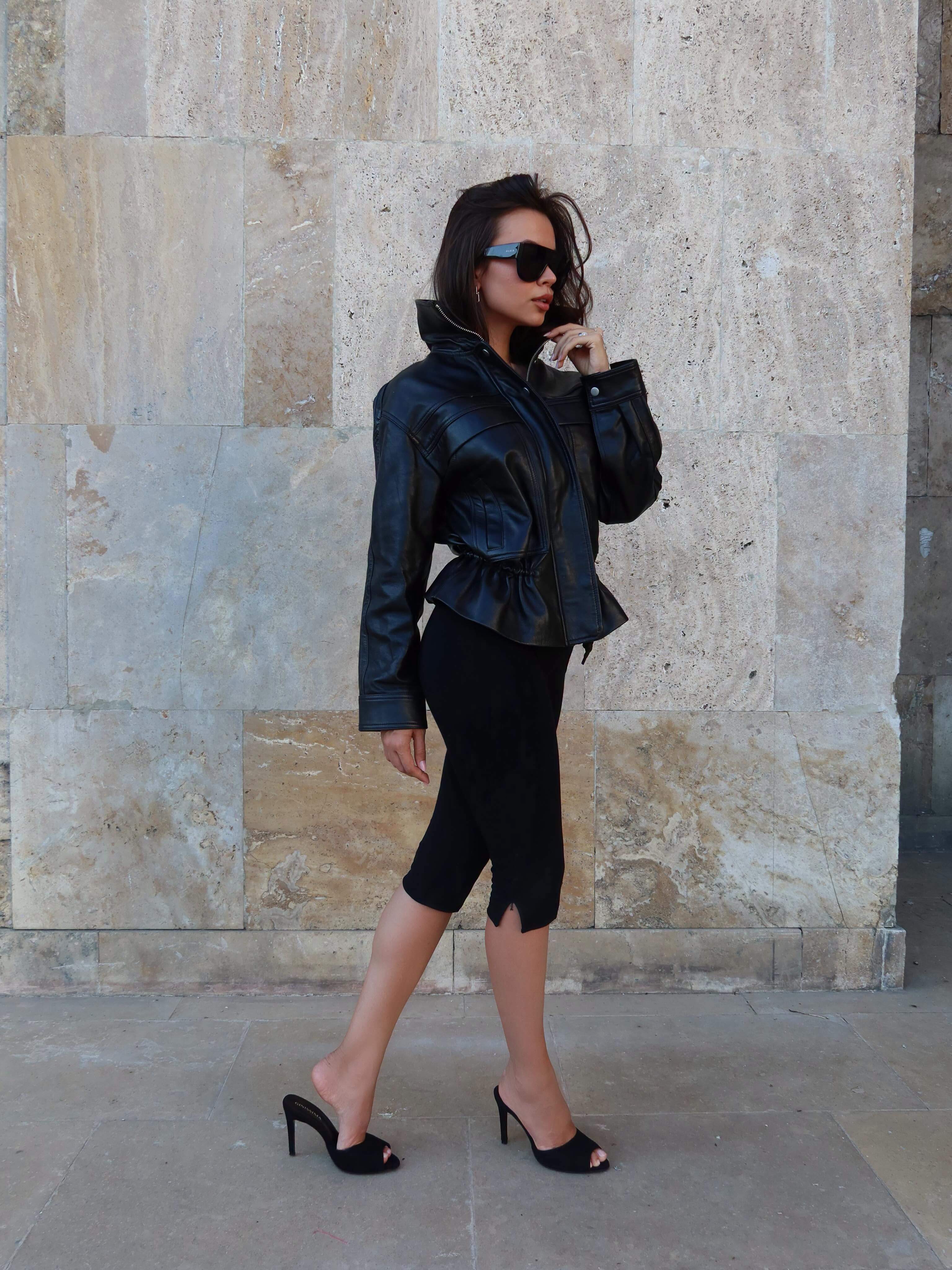 Denisa Flicea poarta culoarea neagra