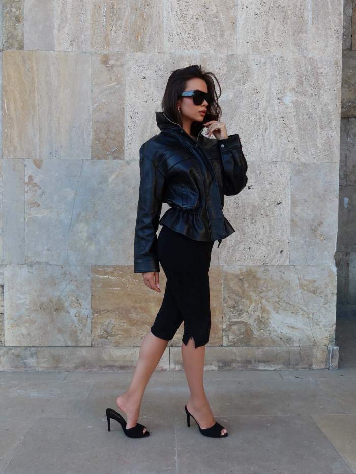 Denisa Flicea poarta culoarea neagra