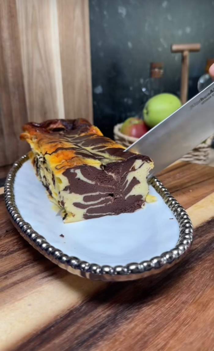 Rețeta virală de balkan cheesecake cu ciocolată. Trucul pentru un desert fraged și aromat