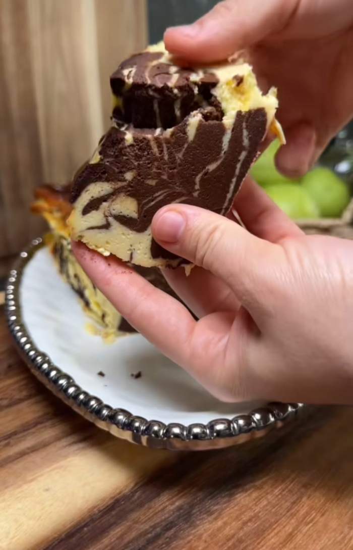 Rețeta virală de balkan cheesecake cu ciocolată. Trucul pentru un desert fraged și aromat
