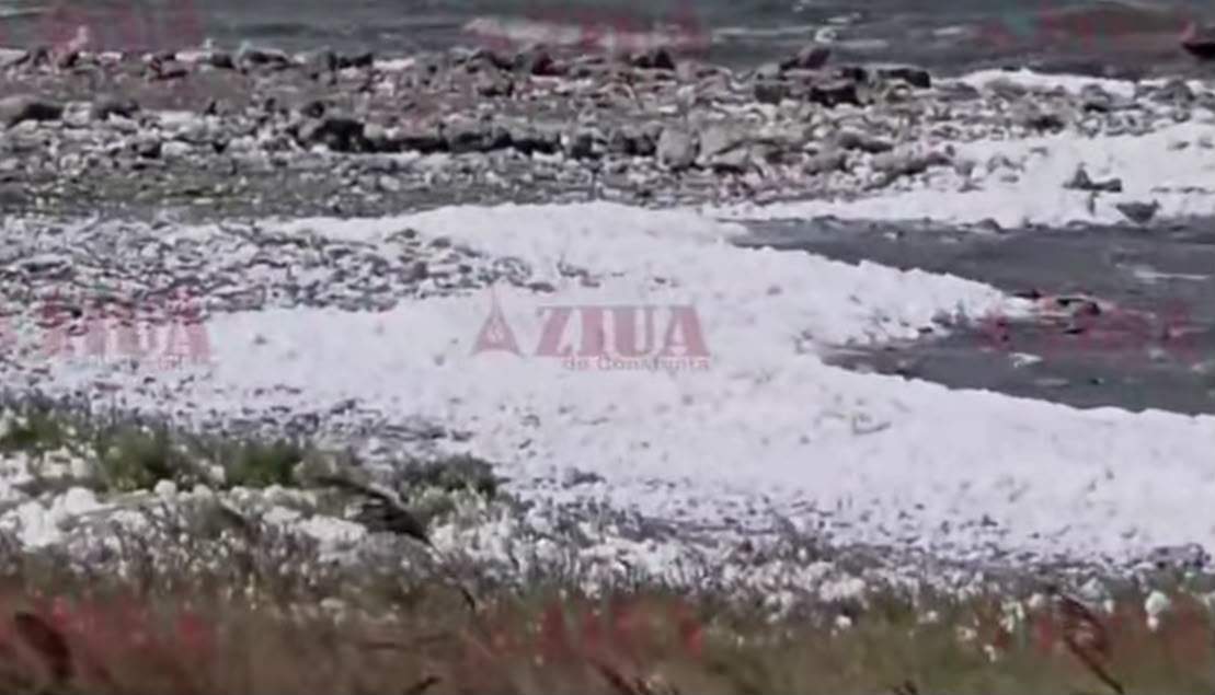 Lacul Techirghiol, acoperit de spumă