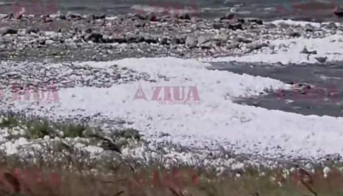 Lacul Techirghiol, acoperit de spumă