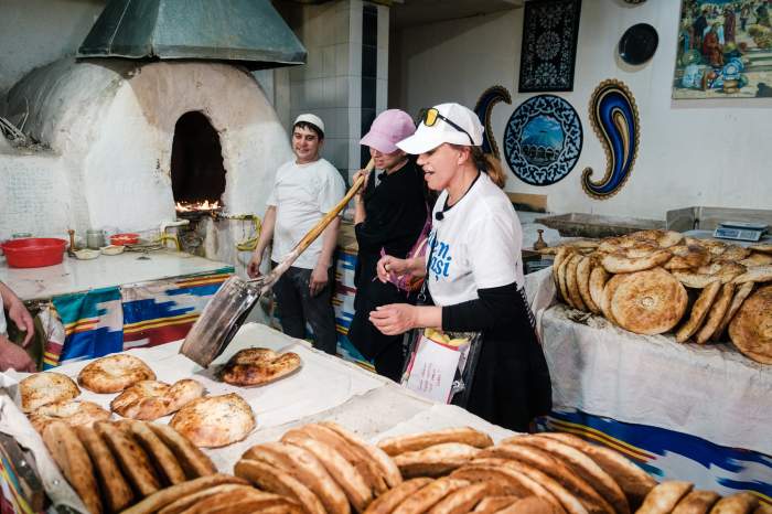Cea de-a şasea ediție Asia Express – Drumul Mătăsii, lider incontestabil de audiență! Pâinea din Uzbekistan decide diseară cine câștigă imunitatea mică, de la 20.30, pe Antena 1 şi AntenaPLAY