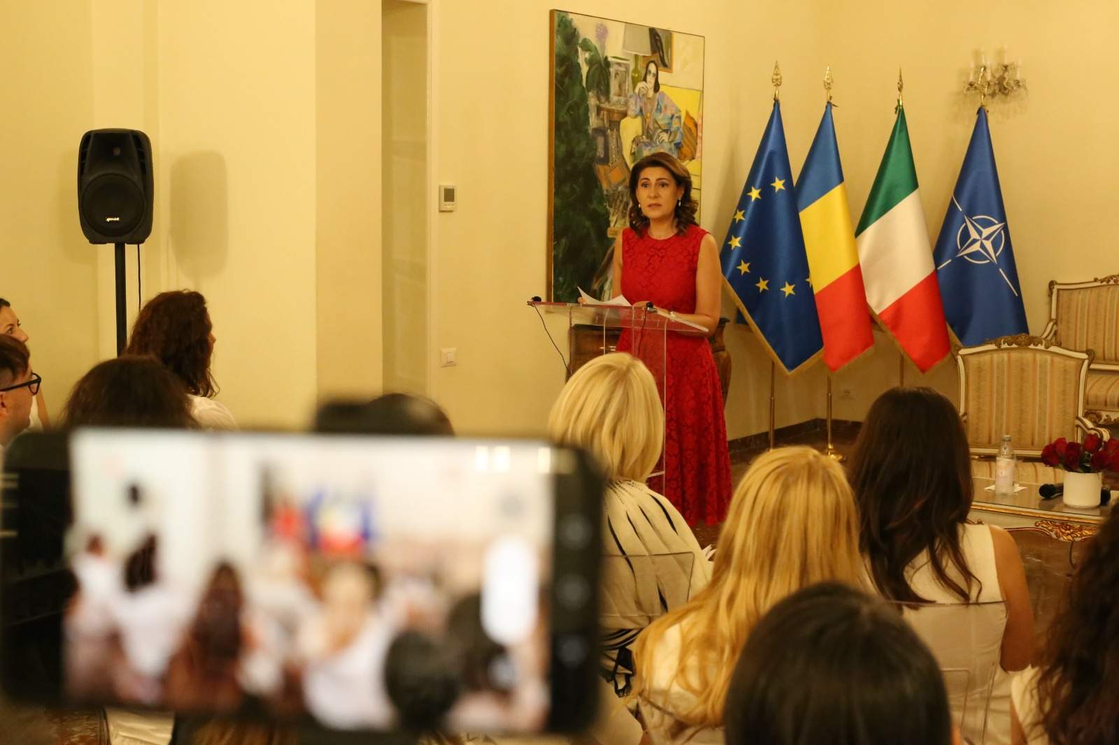 DRAGOSTEA POARTĂ PANTOFII ROŞII. SheroTalk a ajuns la Roma: „Aș fi avut nevoie de tine acum 35 de ani"