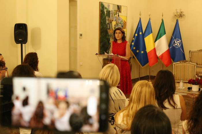 DRAGOSTEA POARTĂ PANTOFII ROŞII. SheroTalk a ajuns la Roma: „Aș fi avut nevoie de tine acum 35 de ani"
