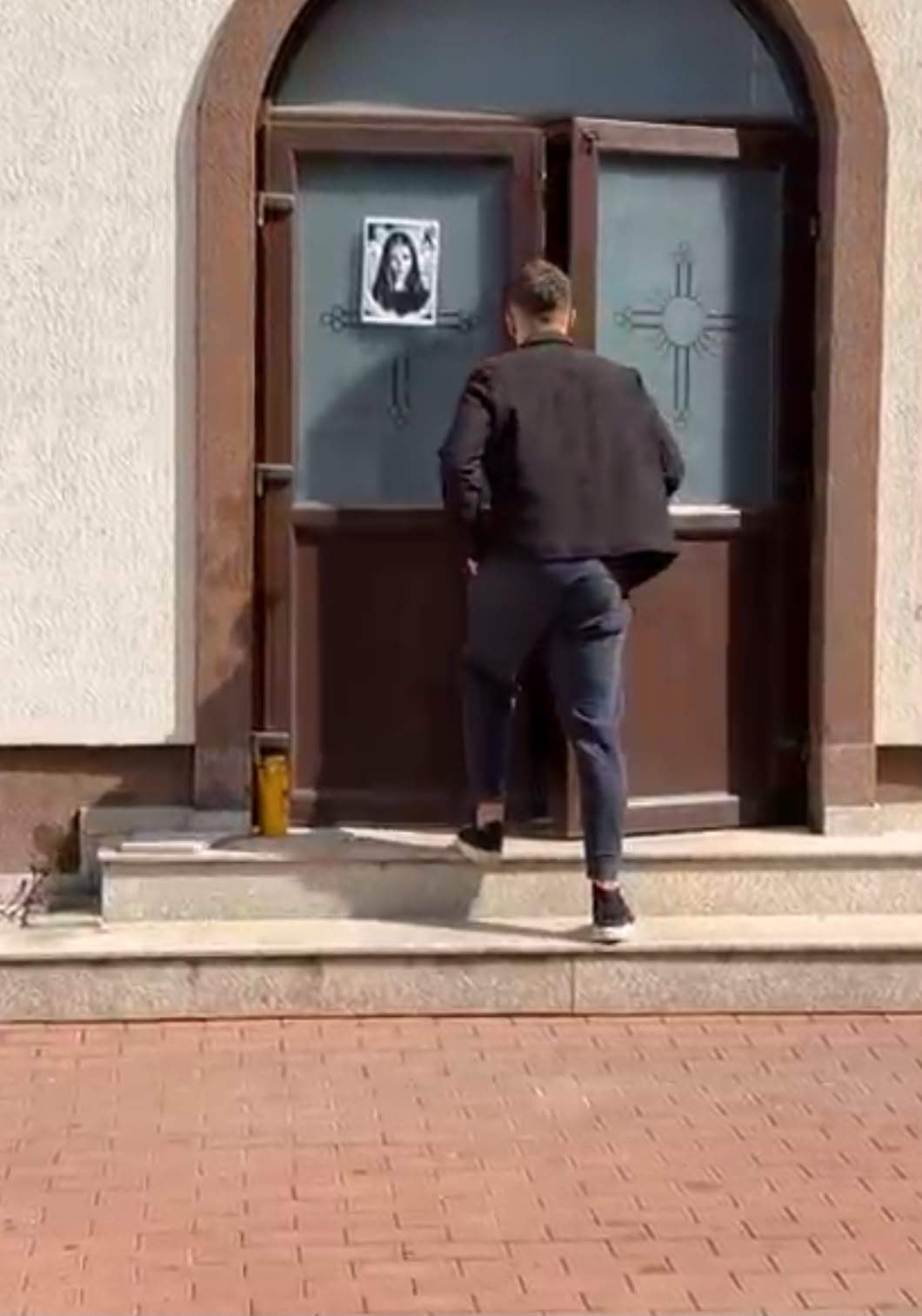 Trupul neînsuflețit al Mădălinei Apostol a ajuns la capelă! Primele imagini