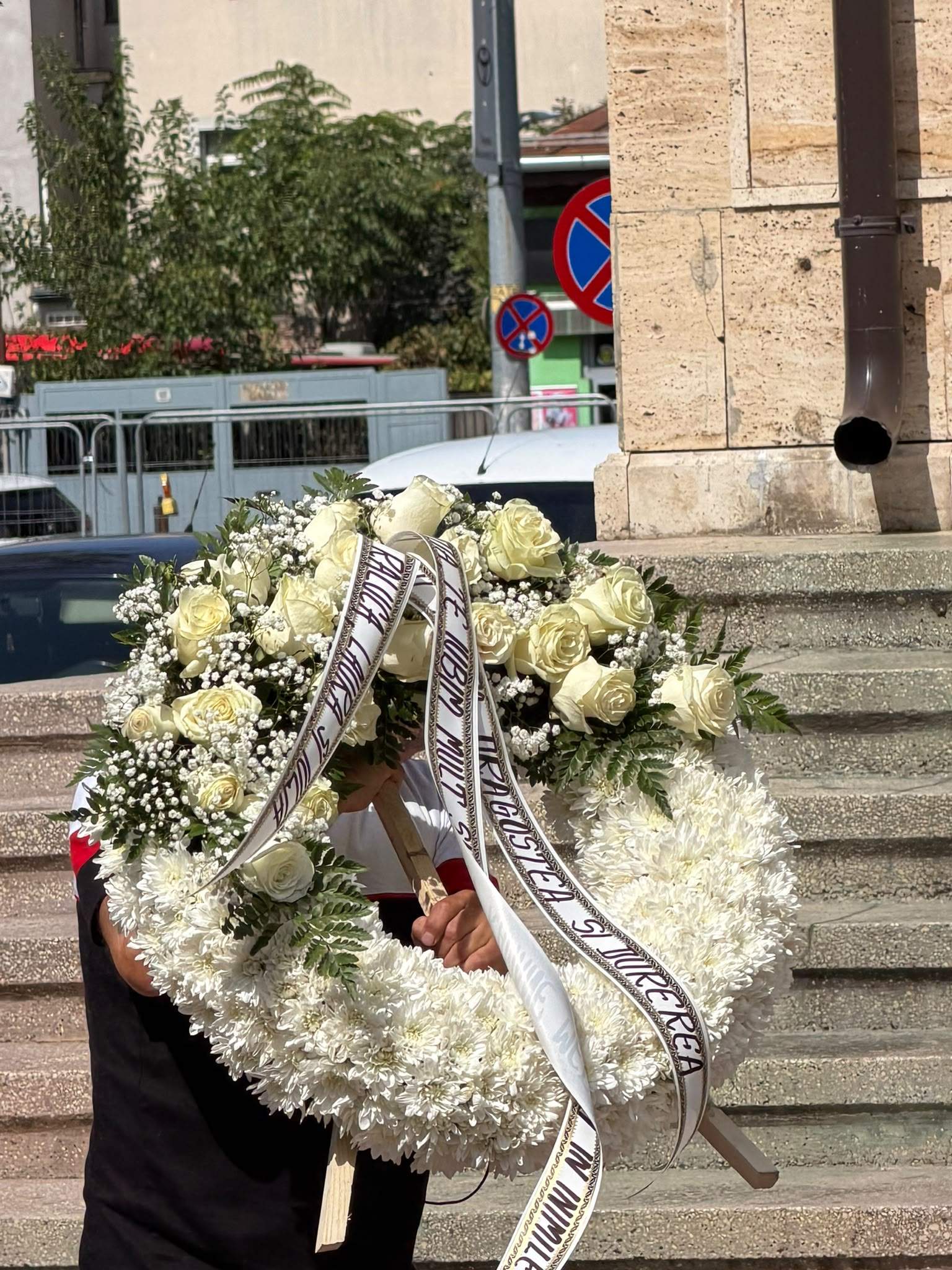 Trupul neînsuflețit al Mădălinei Apostol a ajuns la capelă! Primele imagini