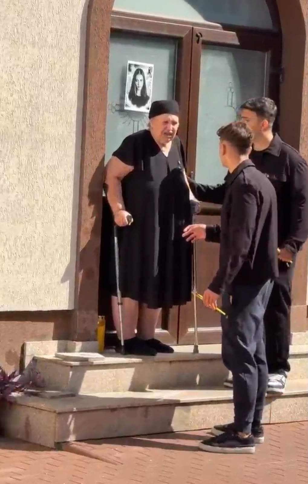 Trupul neînsuflețit al Mădălinei Apostol a ajuns la capelă! Primele imagini