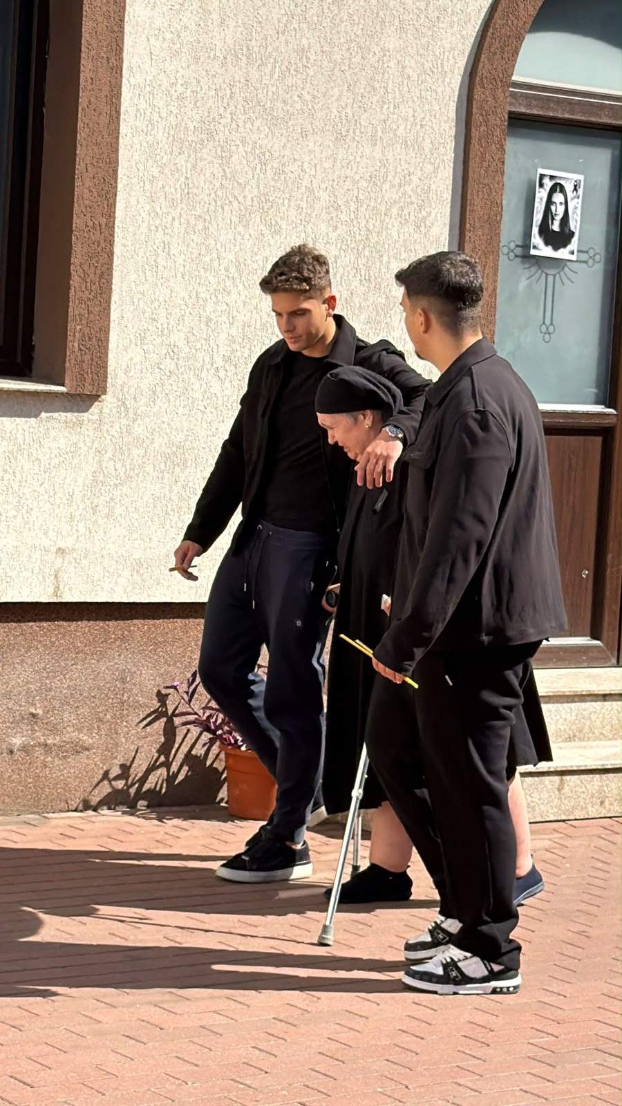Trupul neînsuflețit al Mădălinei Apostol a ajuns la capelă! Primele imagini