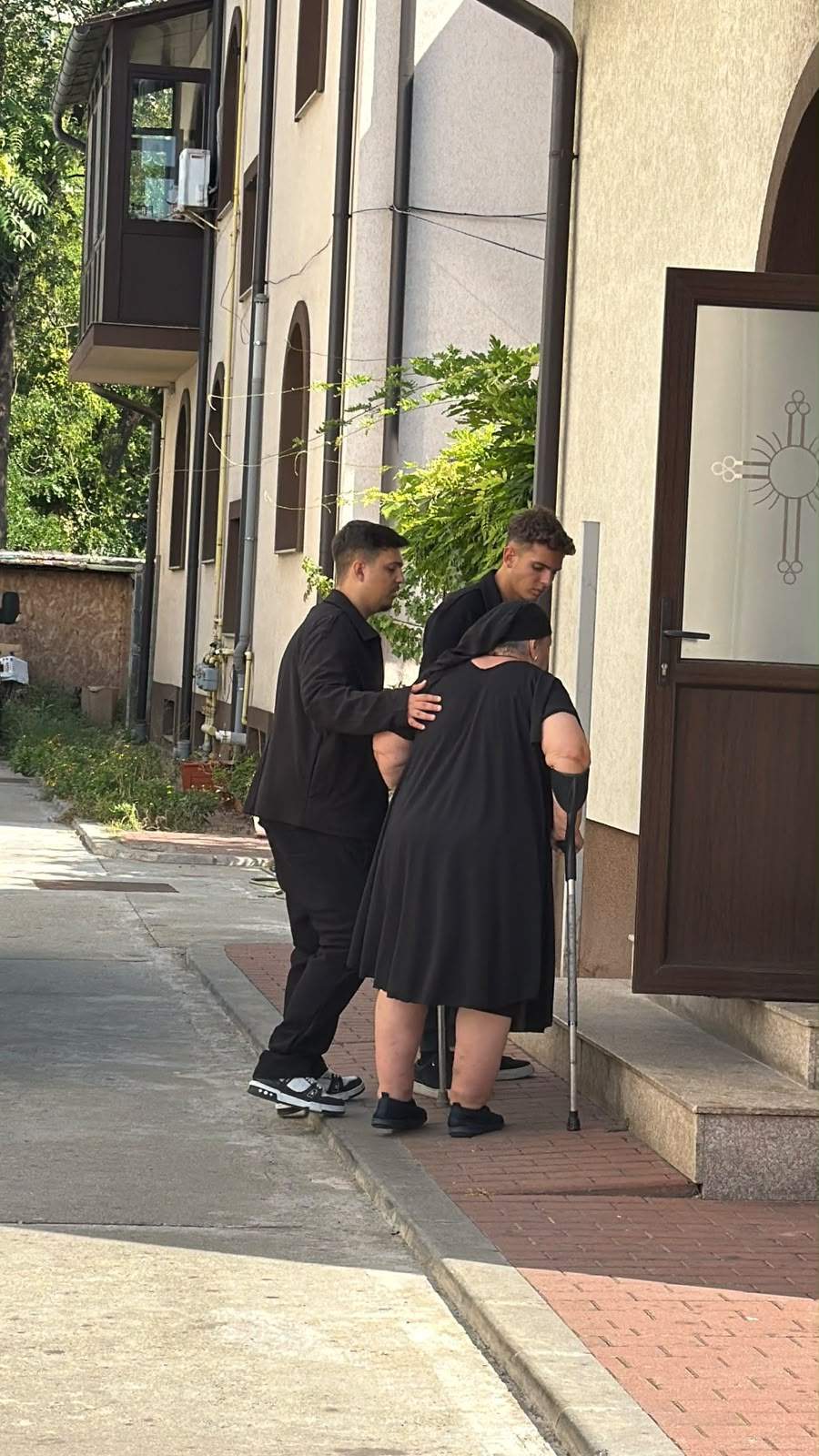 Trupul neînsuflețit al Mădălinei Apostol a ajuns la capelă! Primele imagini