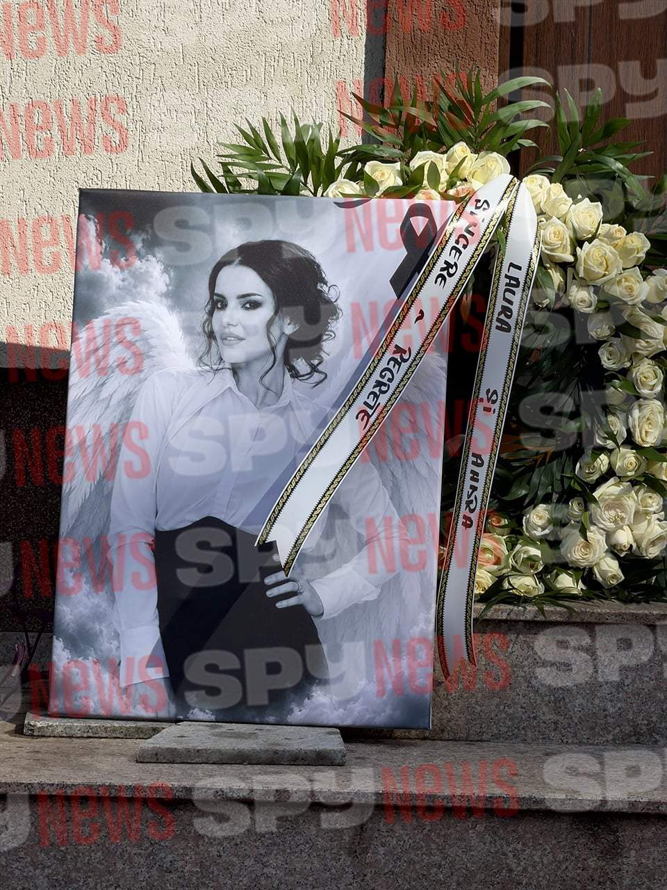 Ce mesaj emoționant au scris copiii Mădălinei Apostol pe coroanele funerare. Cei doi băieți au venit la capelă