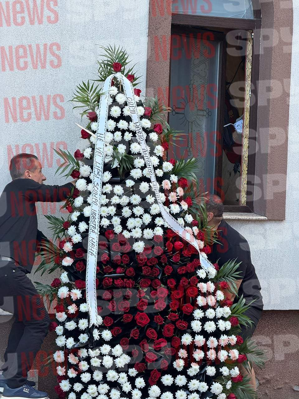 Ce mesaj emoționant au scris copiii Mădălinei Apostol pe coroanele funerare. Cei doi băieți au venit la capelă