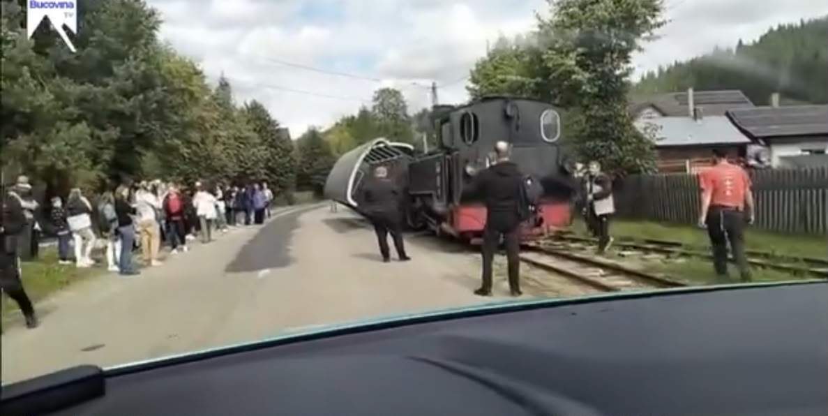 Breaking News! Mocănița Huțulca de la Moldovița a deraiat! Locomotiva a ajuns direct pe carosabil