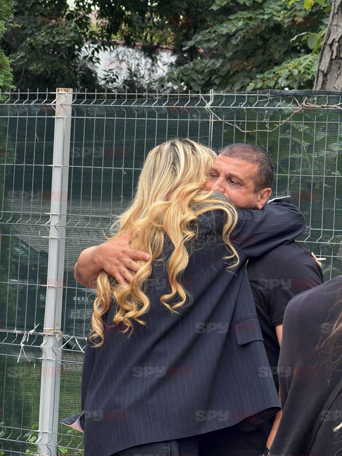 Adelina Nica, distrusă de durere, la priveghiul Mădălinei Apostol! Gestul emoționant al blondinei
