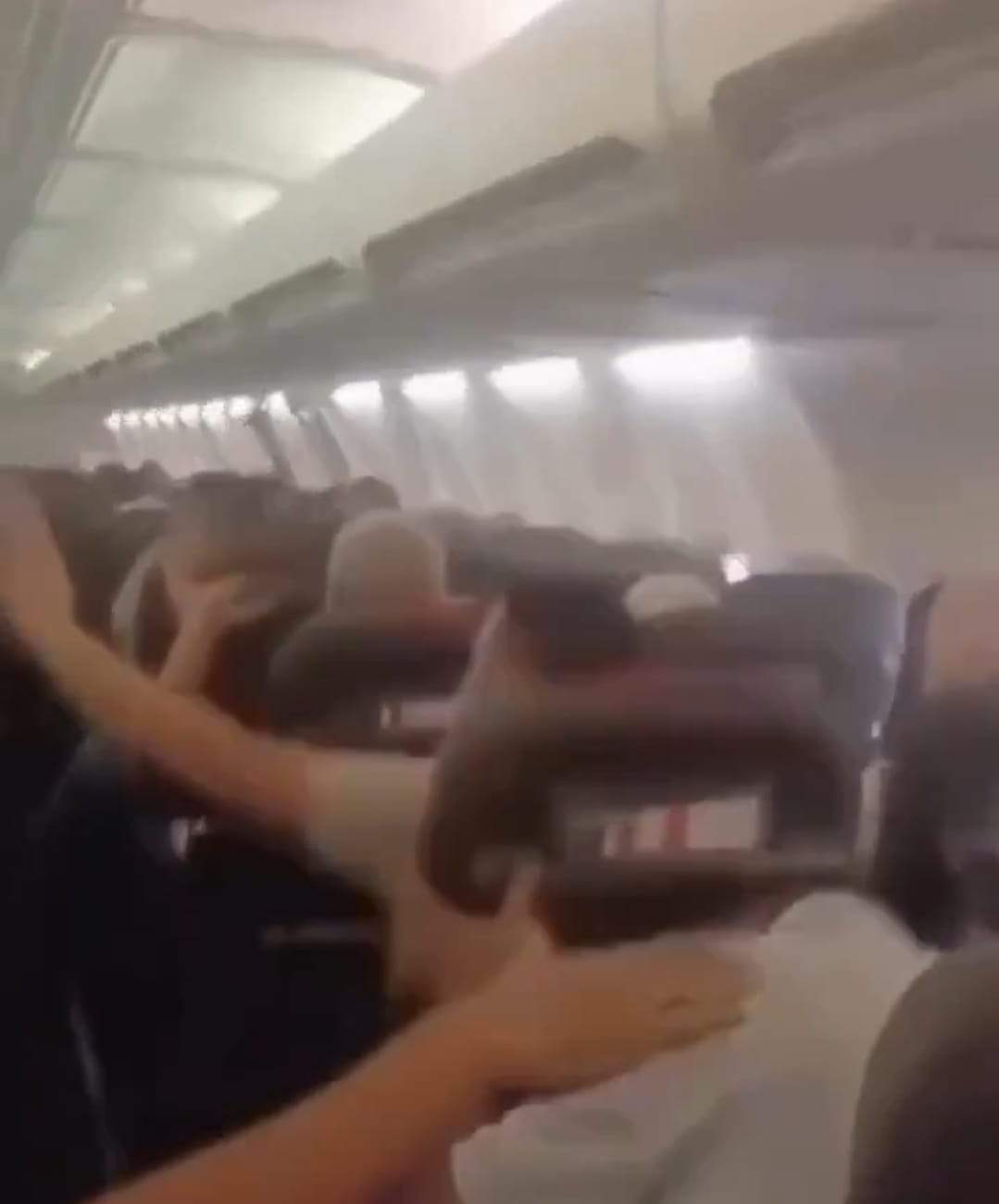 Momente tensionate la bordul unui Boeing 737. Bucăți din plafon s-au desprins în timpul zborului. Ce s-a întâmplat | VIDEO