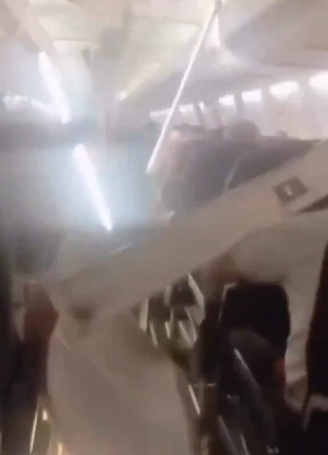 Momente tensionate la bordul unui Boeing 737. Bucăți din plafon s-au desprins în timpul zborului. Ce s-a întâmplat | VIDEO