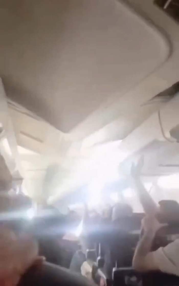 Momente tensionate la bordul unui Boeing 737. Bucăți din plafon s-au desprins în timpul zborului. Ce s-a întâmplat | VIDEO