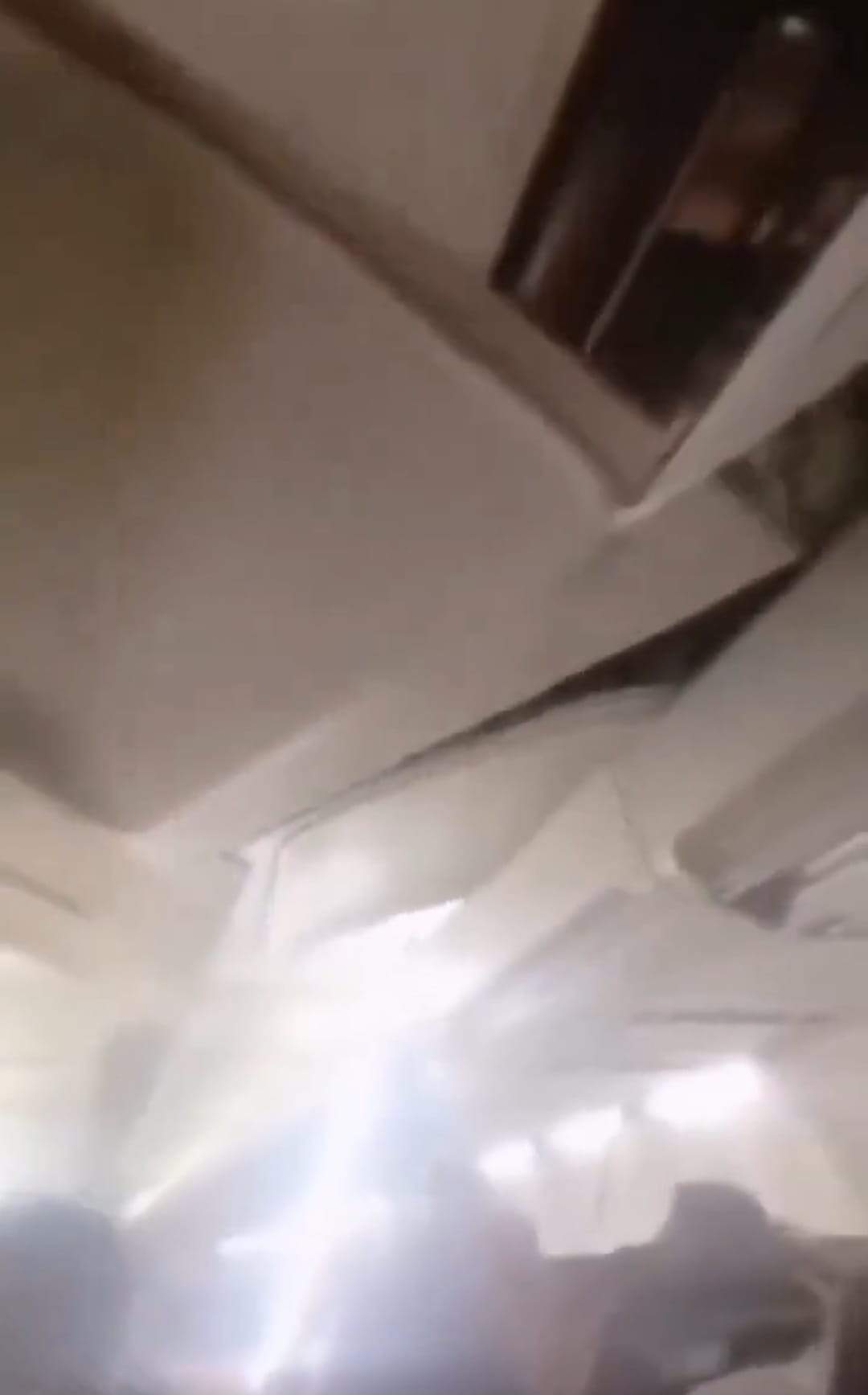 Momente tensionate la bordul unui Boeing 737. Bucăți din plafon s-au desprins în timpul zborului. Ce s-a întâmplat | VIDEO