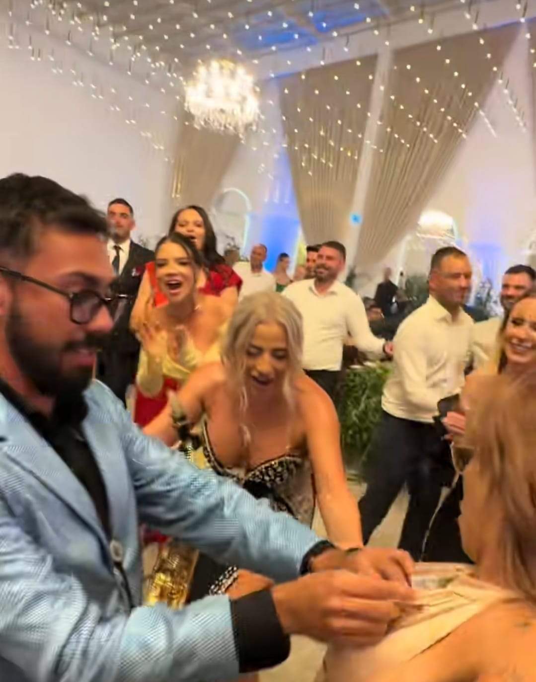 Armin Nicoară i-a băgat bani la decolteu unei dansatoare, sub privirile Claudiei Puican. Cum a reacționat domnișoara: ”Mă simt onorată”