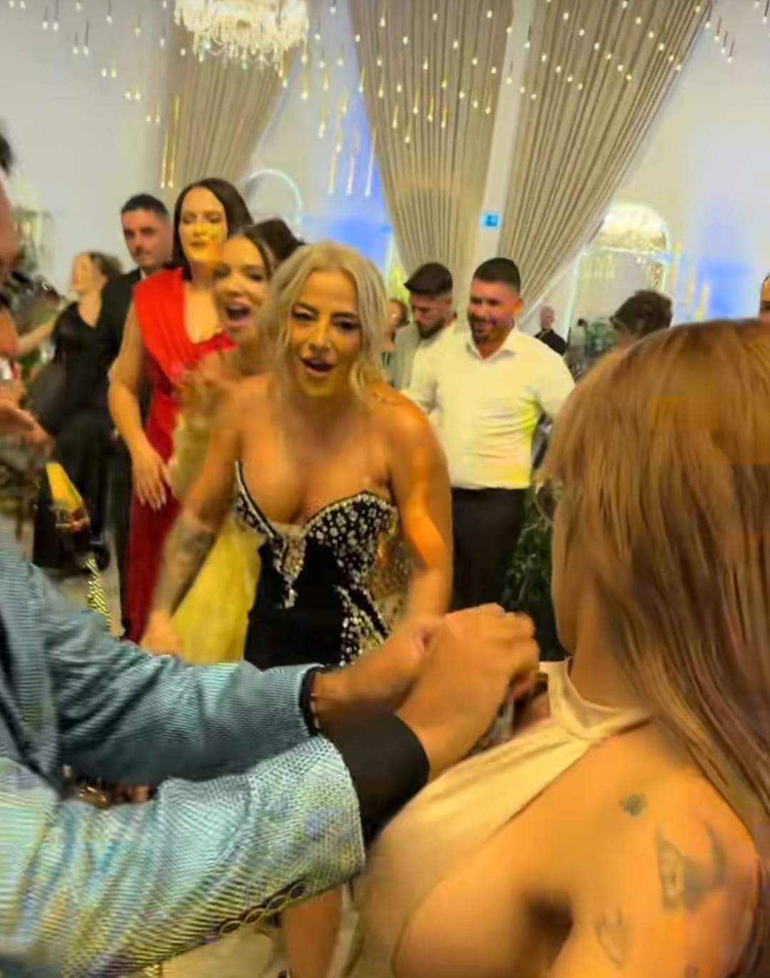 Armin Nicoară i-a băgat bani la decolteu unei dansatoare, sub privirile Claudiei Puican. Cum a reacționat domnișoara: ”Mă simt onorată”