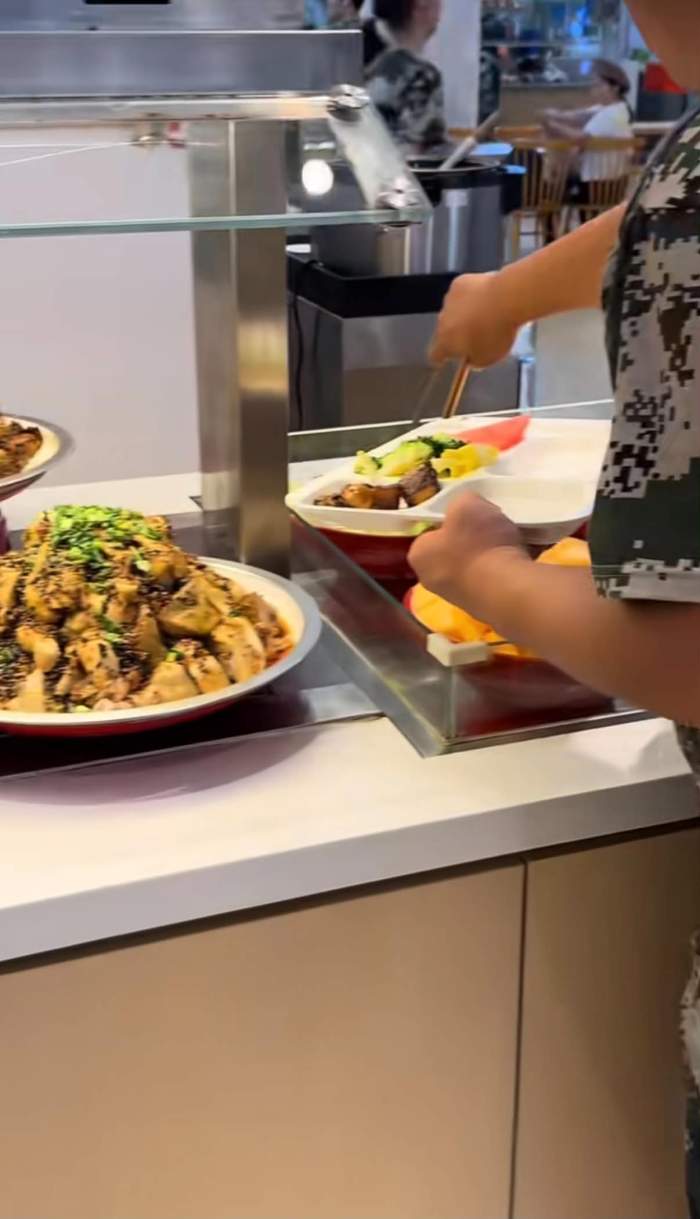 O româncă a arătat cum e cantina la o facultate prestigioasă din Shanghai. Ce poți cumpăra
