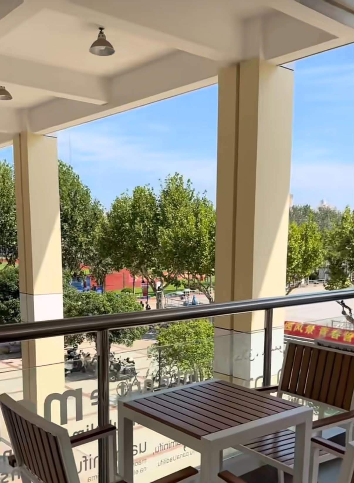 O româncă a arătat cum e cantina la o facultate prestigioasă din Shanghai. Ce poți cumpăra
