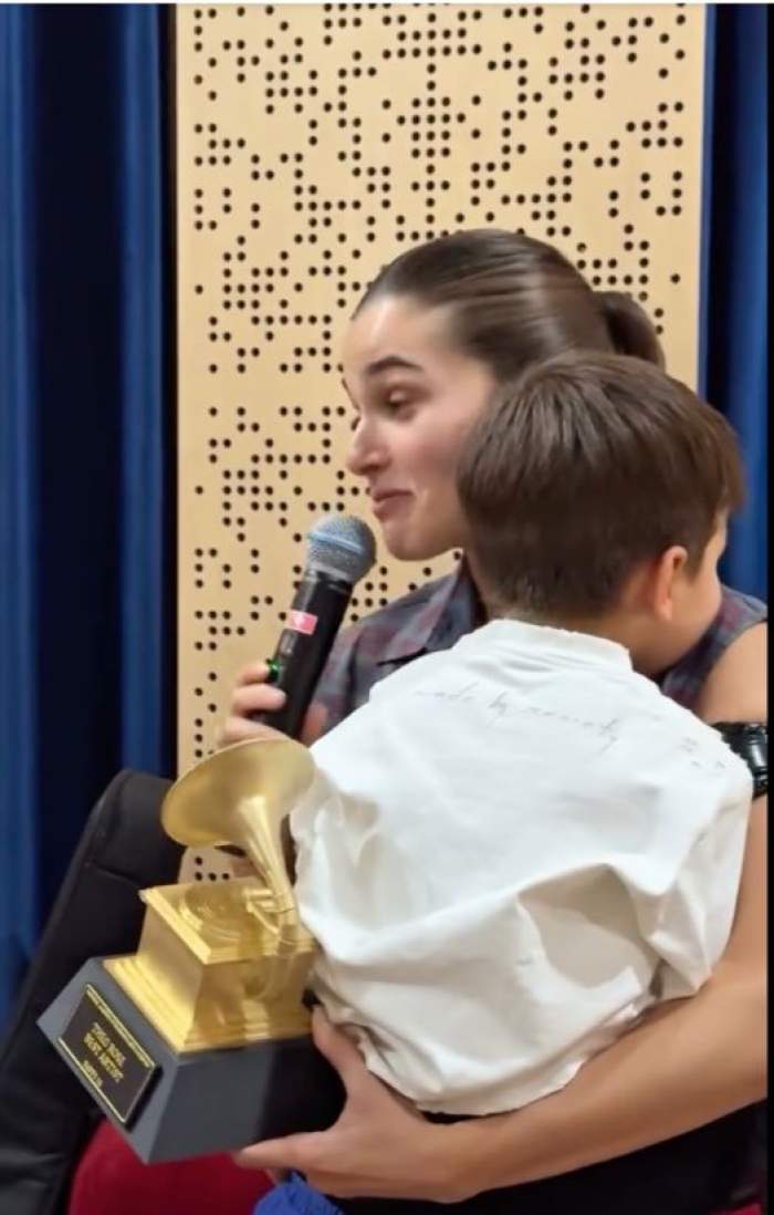 Theo Rose își ține copilul în brațe