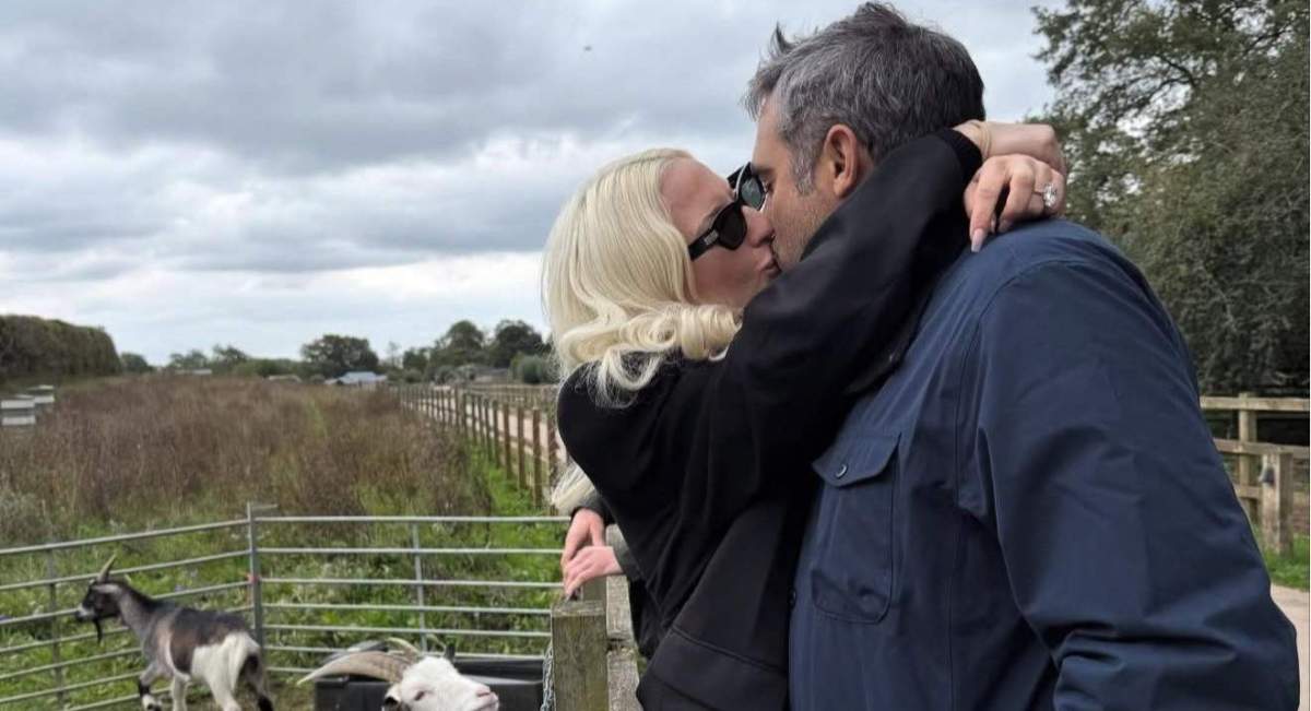 Lady Gaga și partenerul ei de viață se sărută