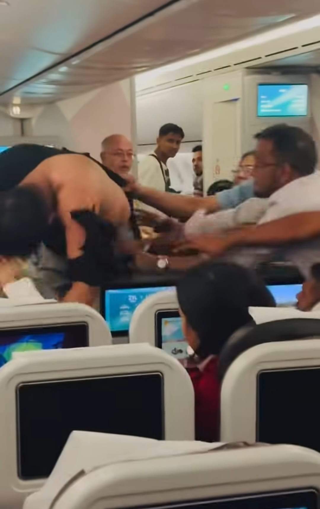 Bătaie între pasageri în avion, în timpul unui zbor spre Londra. Totul a fost filmat | VIDEO
