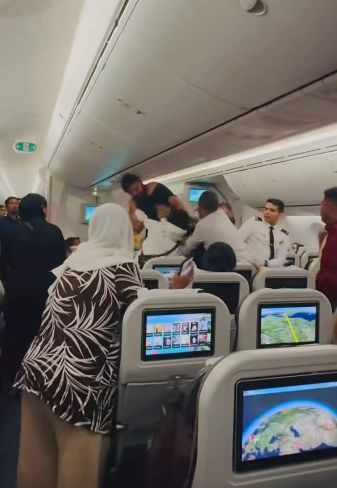 Bătaie între pasageri în avion, în timpul unui zbor spre Londra. Totul a fost filmat | VIDEO