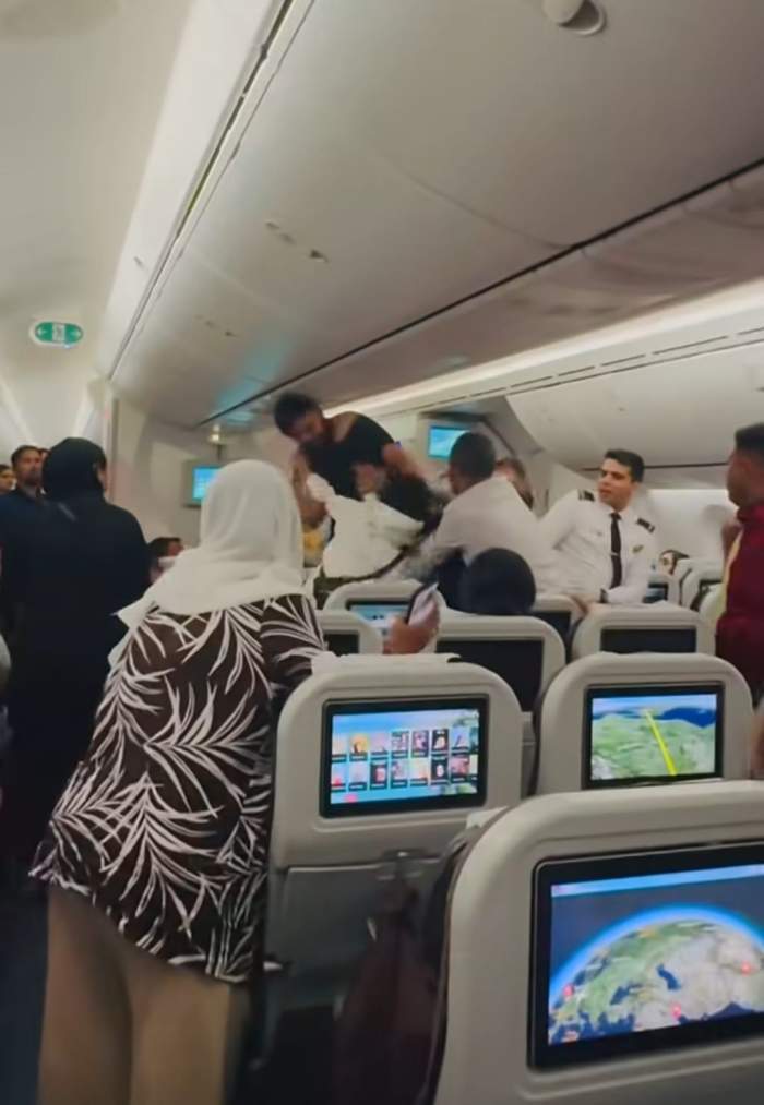 Bătaie între pasageri în avion, în timpul unui zbor spre Londra. Totul a fost filmat | VIDEO
