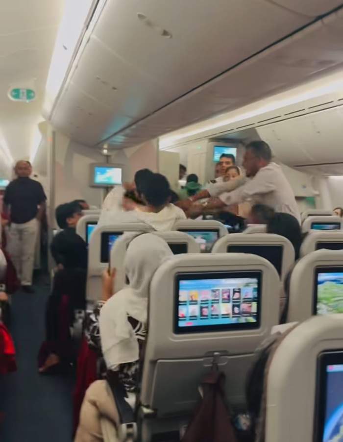 Bătaie între pasageri în avion, în timpul unui zbor spre Londra. Totul a fost filmat | VIDEO