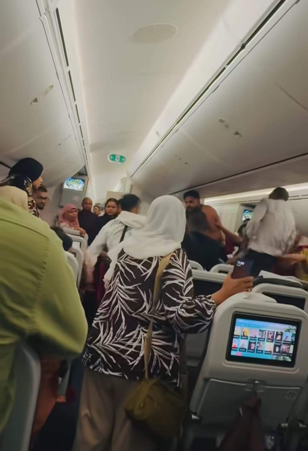 Bătaie între pasageri în avion, în timpul unui zbor spre Londra. Totul a fost filmat | VIDEO