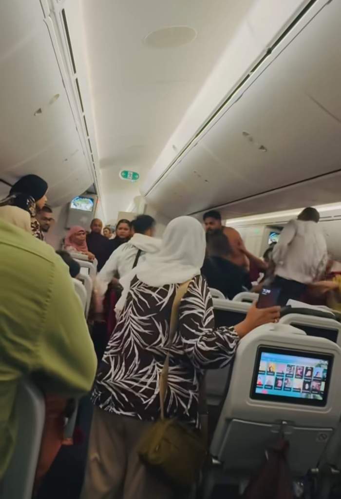 Bătaie între pasageri în avion, în timpul unui zbor spre Londra. Totul a fost filmat | VIDEO