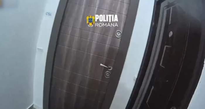 ușa apartamentului