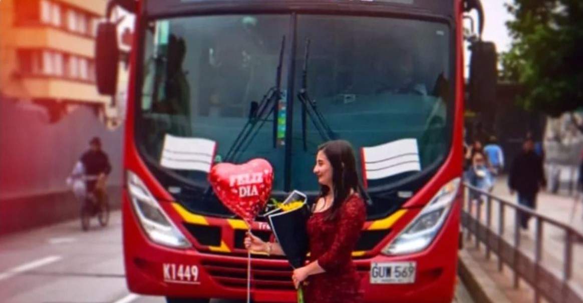 O asistentă medicală de 35 de ani susține că s-a căsătorit cu un autobuz: ”Este iubirea vieții mele”