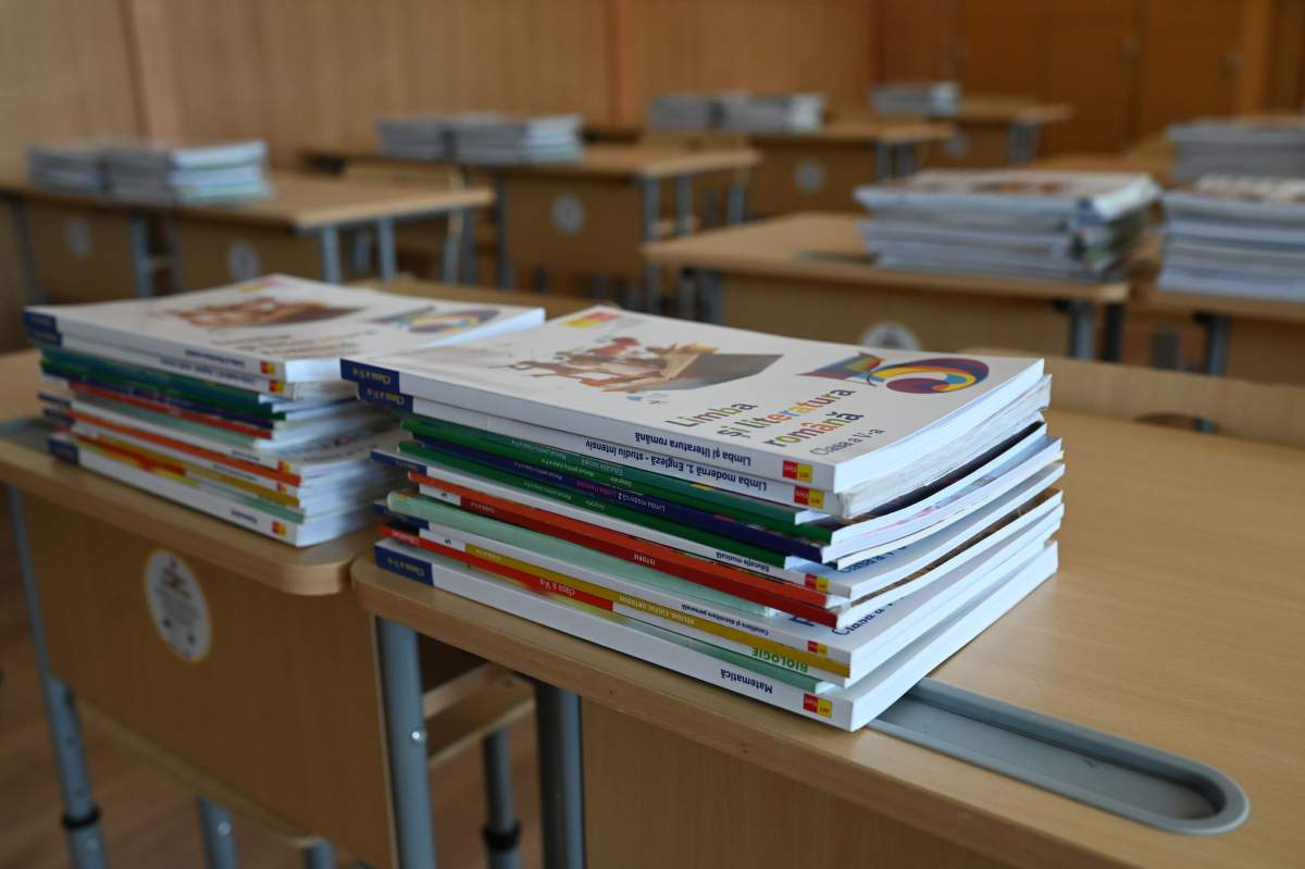 manuale școlare pe bancă