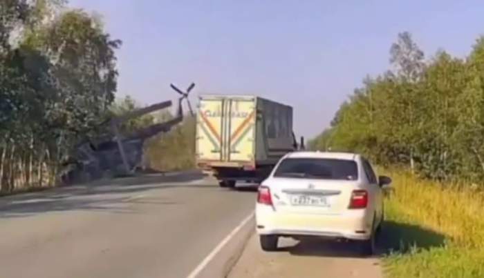 Breaking News! Un elicopter s-a prăbușit pe o șosea din Rusia. Ambele motoare s-au oprit din lipsă de combustibil