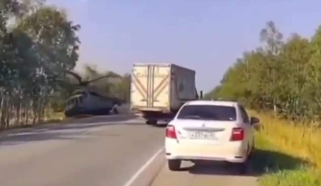 Breaking News! Un elicopter s-a prăbușit pe o șosea din Rusia. Ambele motoare s-au oprit din lipsă de combustibil