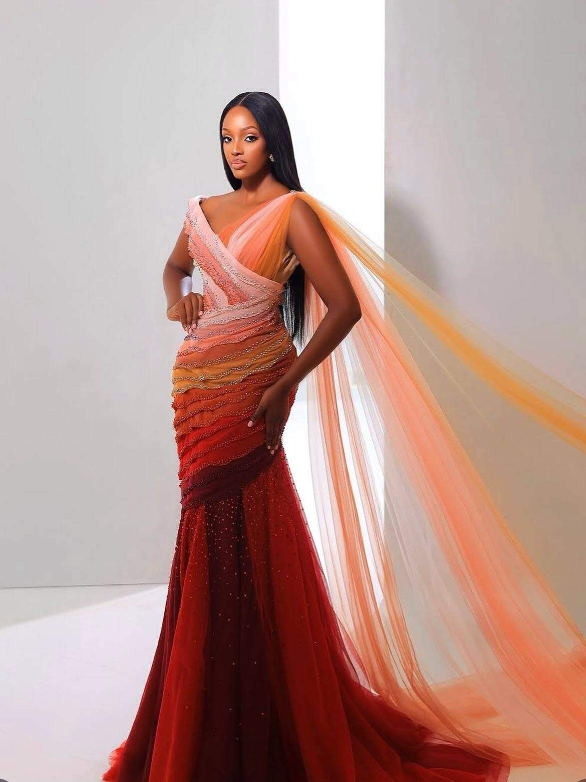 Apariție inedită! Miss Uganda a purtat o rochie inspirată de cele șapte etape ale unei operații de cezariană